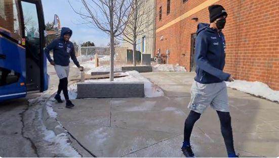 开云官网-奇葩比赛!美国足球史上最冷一战 球员蒙面踢球